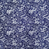 Pañuelo de tela azul y blanco con intrincados motivos de dragones.