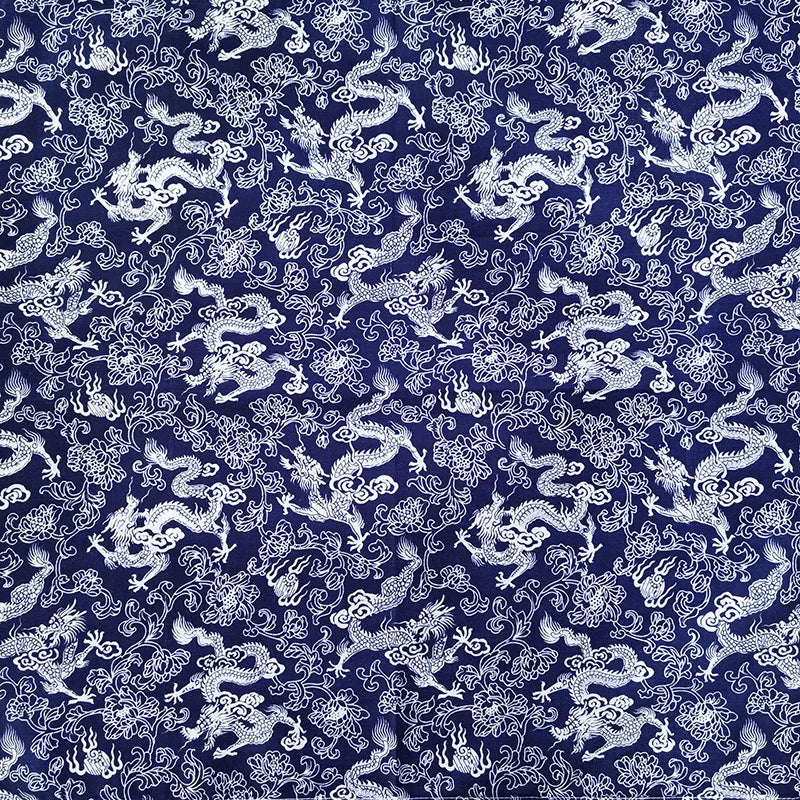 Pañuelo de tela azul y blanco con intrincados motivos de dragones.