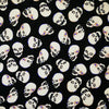 Un patrón de calaveras blancas sobre fondo negro, usado como bandana o pañuelo.