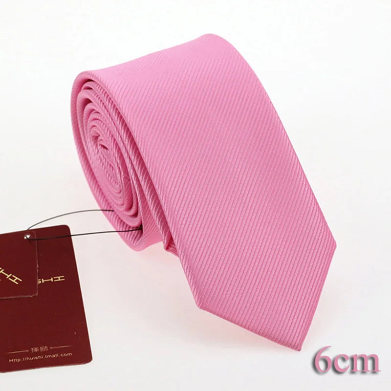 Pink gestreifte Krawatte, gerollt und auf weißem Hintergrund dargestellt.