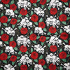 Un tejido oscuro estampado con rosas rojas y calaveras blancas, usado como accesorio de moda.