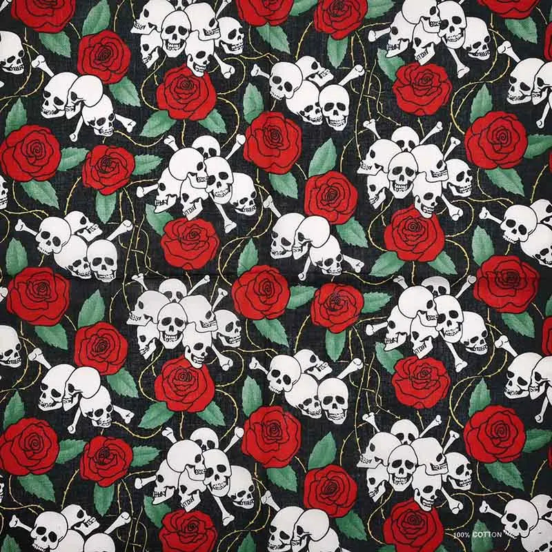 Un tejido oscuro estampado con rosas rojas y calaveras blancas, usado como accesorio de moda.