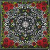 Estampado de tela oscura con rosas rojas y patrones de pergamino blanco sobre fondo negro.