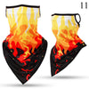 Primer plano de un gaiter y balaclava multifuncional con patrón de llama naranja y roja sobre fondo negro