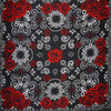 Patrón floral en blanco y negro con rosas rojas e intrincado trabajo de volutas en tela.