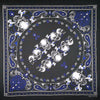 Diseño de tela oscura con calaveras blancas y patrones decorativos azules sobre fondo negro.