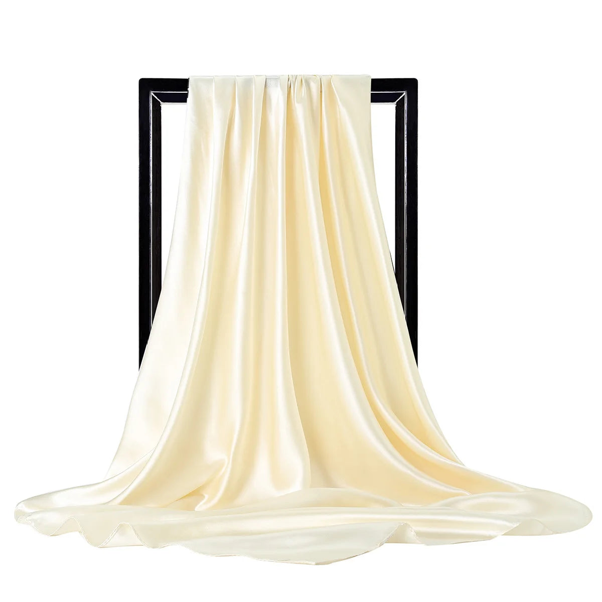 Una bufanda de seda satinada color crema fluida drapeada sobre un marco negro.