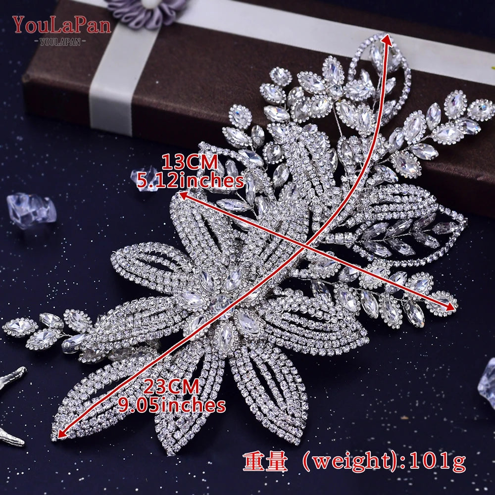 Silberne Strass-Brauttiara mit Blumenmuster auf dunkler Oberfläche