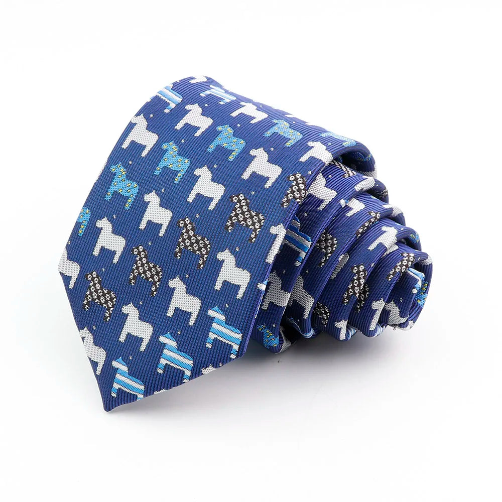 Corbata de seda jacquard azul con patrón repetitivo de caballos blancos y azul claro.