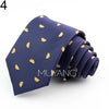 Corbata de seda jacquard azul marino para hombre con acentos dorados, doblada