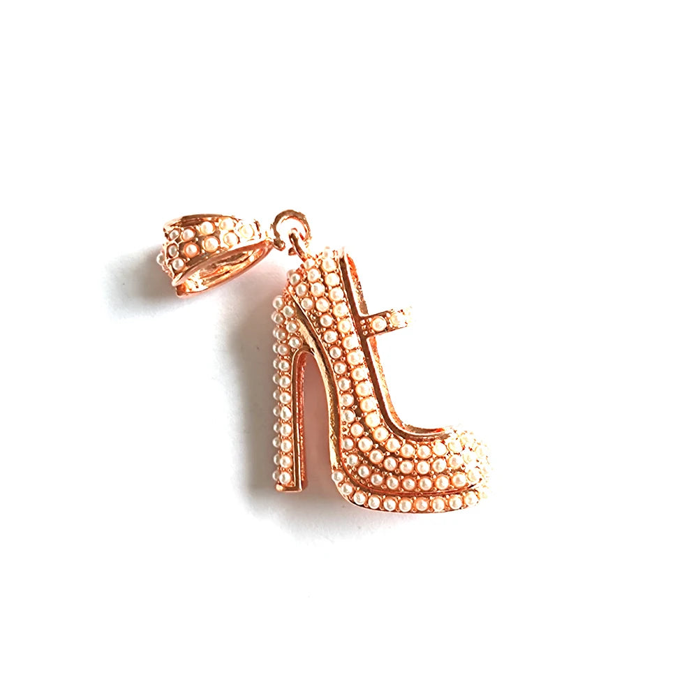 Zarte goldfarbene Absatzschuh-Anhänger mit pavébesetzten klaren Steinen.