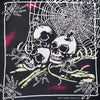 Diseño gráfico en blanco y negro con calaveras, arañas y una telaraña sobre fondo de tela.
