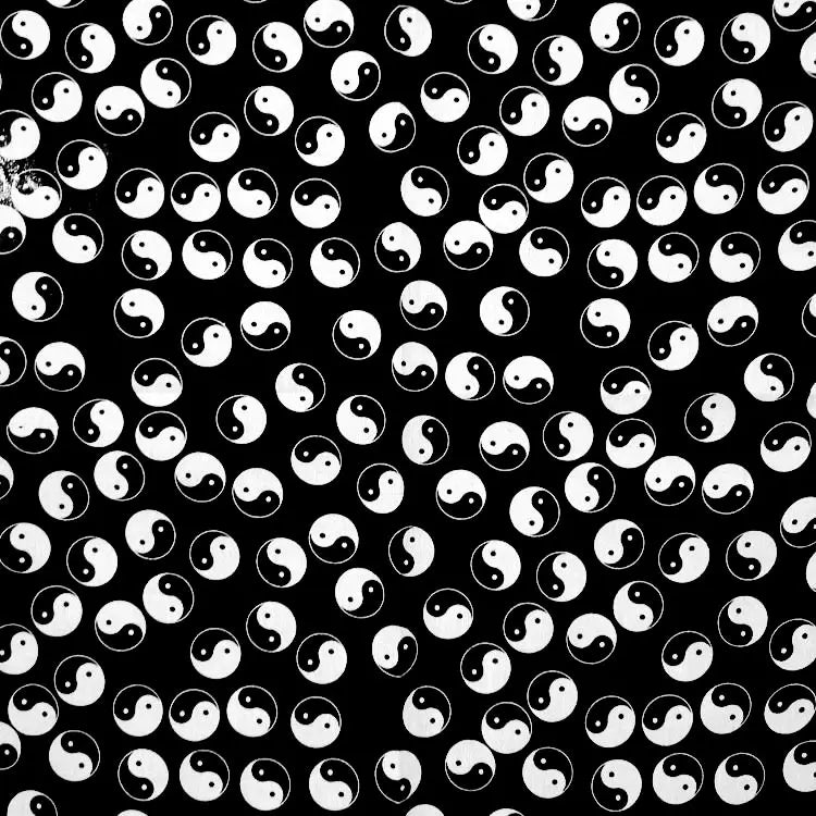 Fondo negro con un patrón repetitivo de símbolos yin-yang blancos.