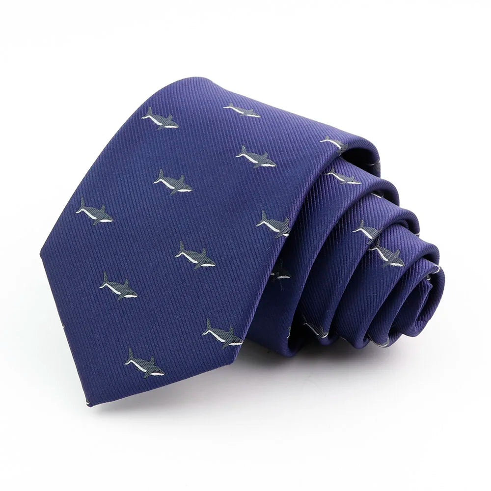 Corbata de seda jacquard azul marino con sutil patrón de peces plateados