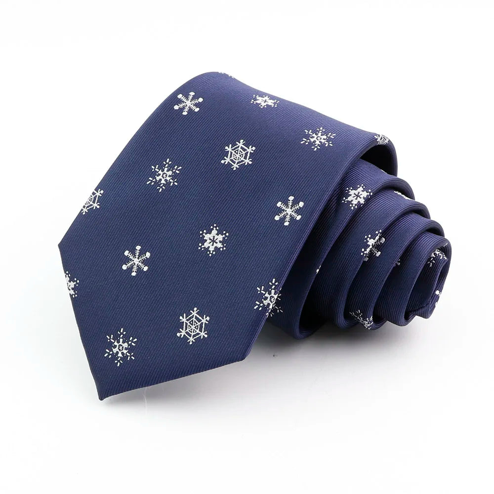 Corbata de seda jacquard azul marino para hombre con patrón de copo de nieve plateado doblada