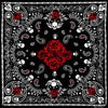 Diseño floral en blanco y negro con rosas rojas y calaveras sobre tela.