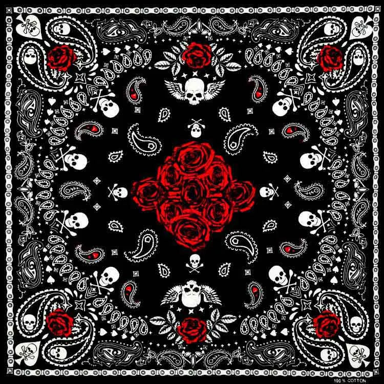Diseño floral en blanco y negro con rosas rojas y calaveras sobre tela.