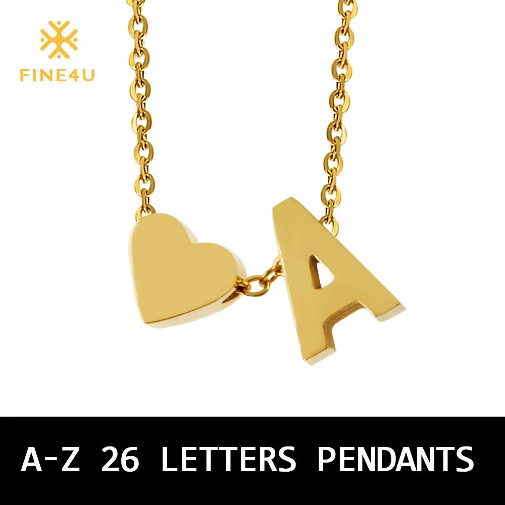 Goldene Initialanhängerkette mit 'A'-Anhänger auf feinem Band.