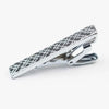 Primer plano de un sujetador de corbata de acero inoxidable con un intrincado diseño de diamantes.