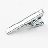 Clip de pin para corbata de acero inoxidable plateado, vista de cerca.