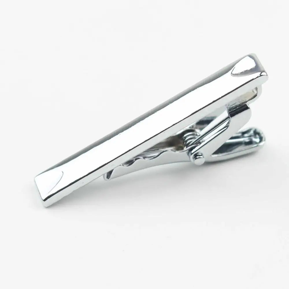 Clip de pin para corbata de acero inoxidable plateado, vista de cerca.