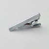 Primer plano de un sujetador de corbata con clip de acero inoxidable plateado.