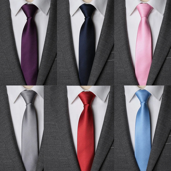 Collection de neuf cravates pour hommes dans diverses couleurs : violet, bleu marine, rose, gris et rouge, montrées sur un co
