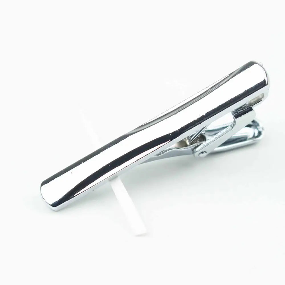 Primer plano de un clip de sujetador de corbata de acero inoxidable plateado.
