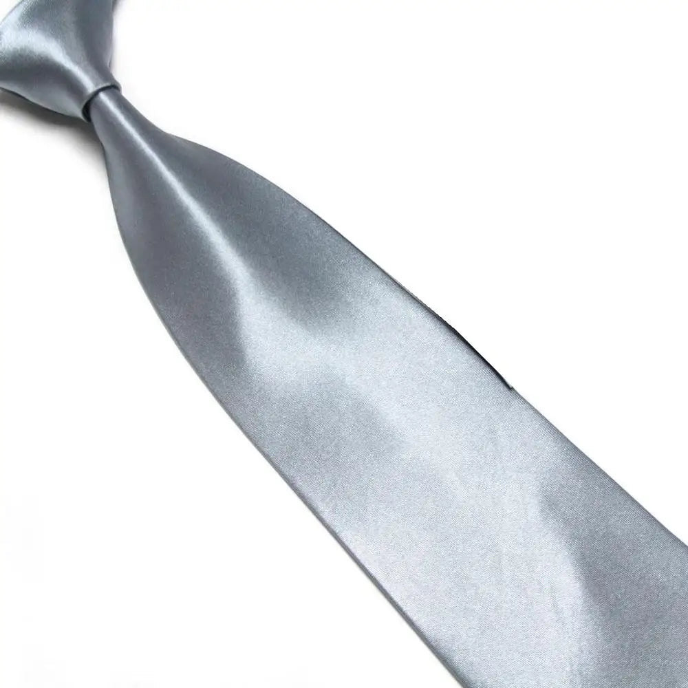 لقطة مقربة لربطة عنق ذهبية صفراء صلبة رجالية بعنق عريض مربوطة بعقدة.