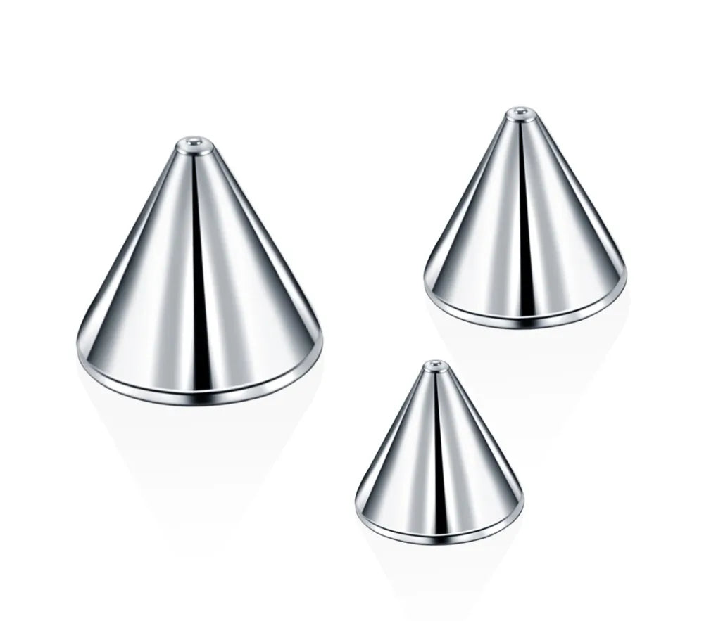 Trois piercings en acier inoxydable et bagues labret vues de dessus.