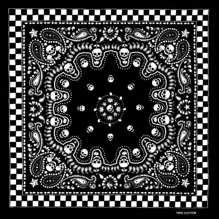 Bandana de patrón blanco y negro con calaveras y remolinos decorativos sobre fondo a cuadros