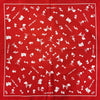 Una tela roja con diseños de calaveras blancas impresos.