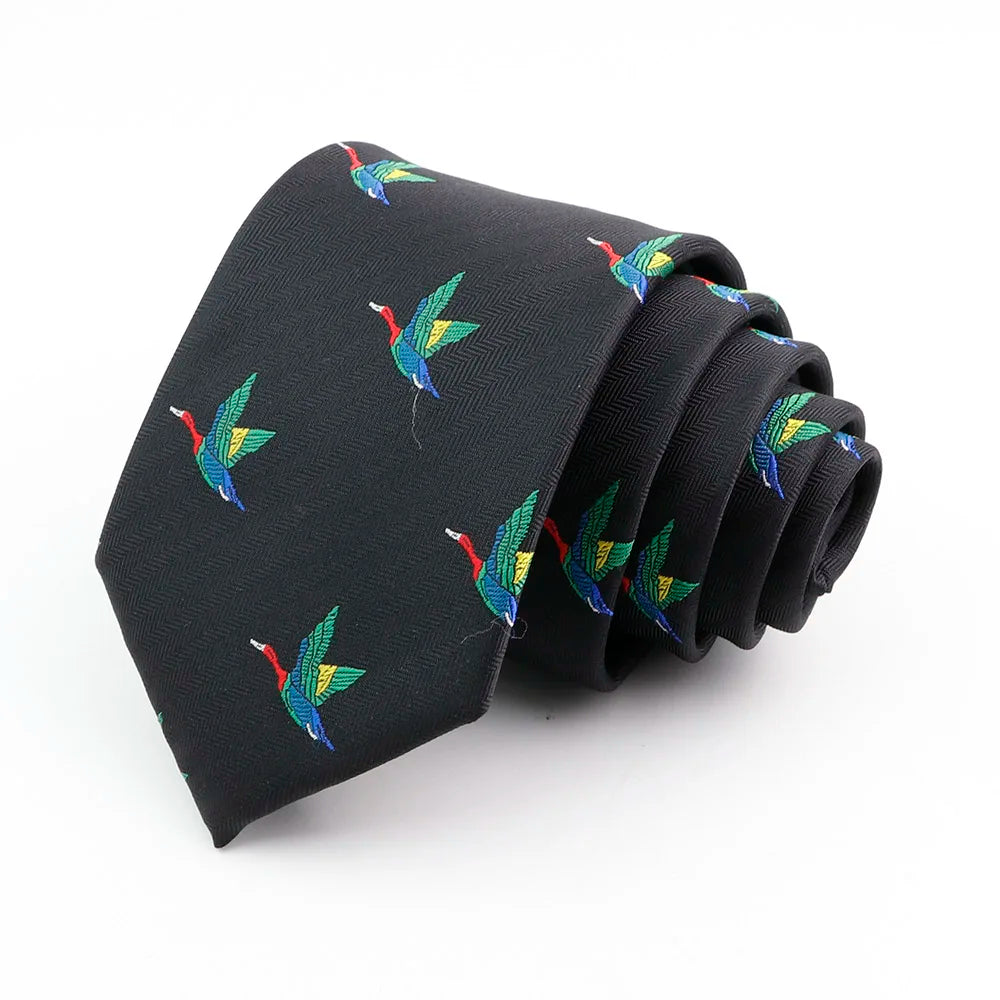Corbata de seda negra jacquard para hombre con patrón repetitivo de pájaros verdes y azules.