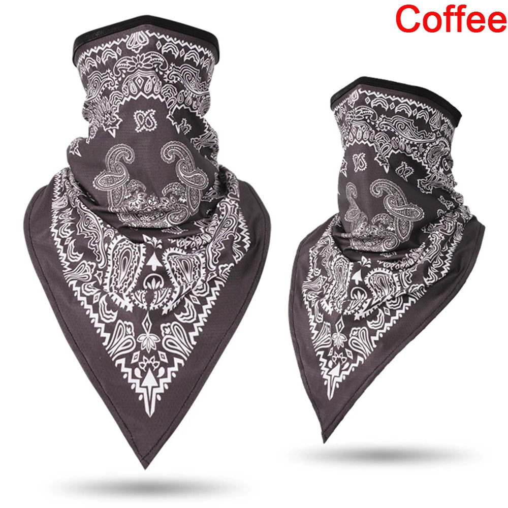 Gafete y balaclava negra multifuncional con intrincados patrones de paisley y geométricos blancos.