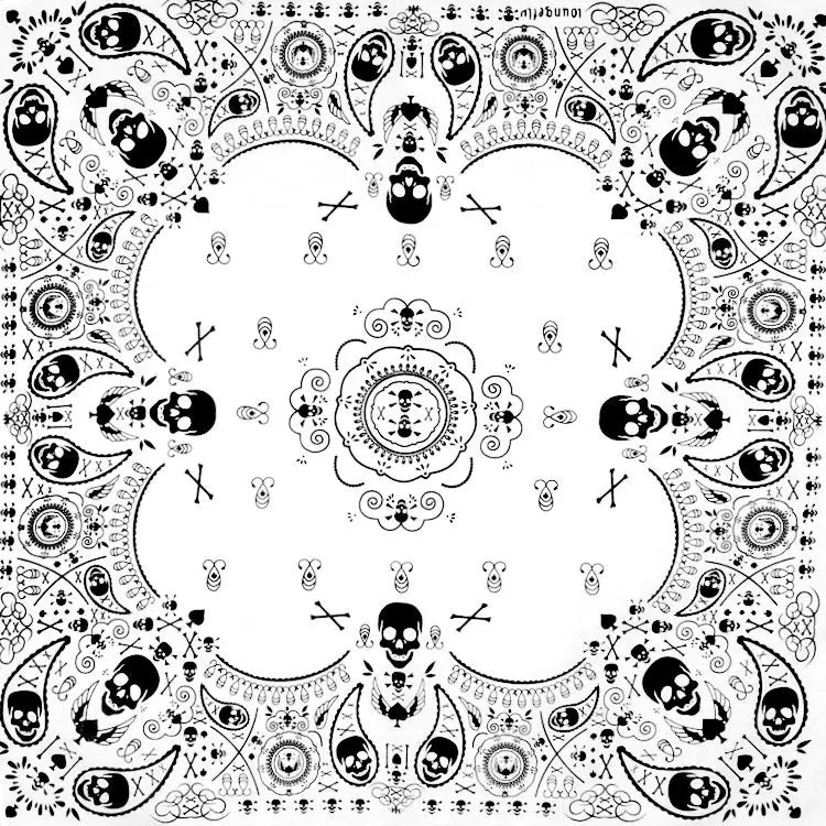 Estampado de línea negra con calaveras y elementos decorativos en una bandana para el cuello