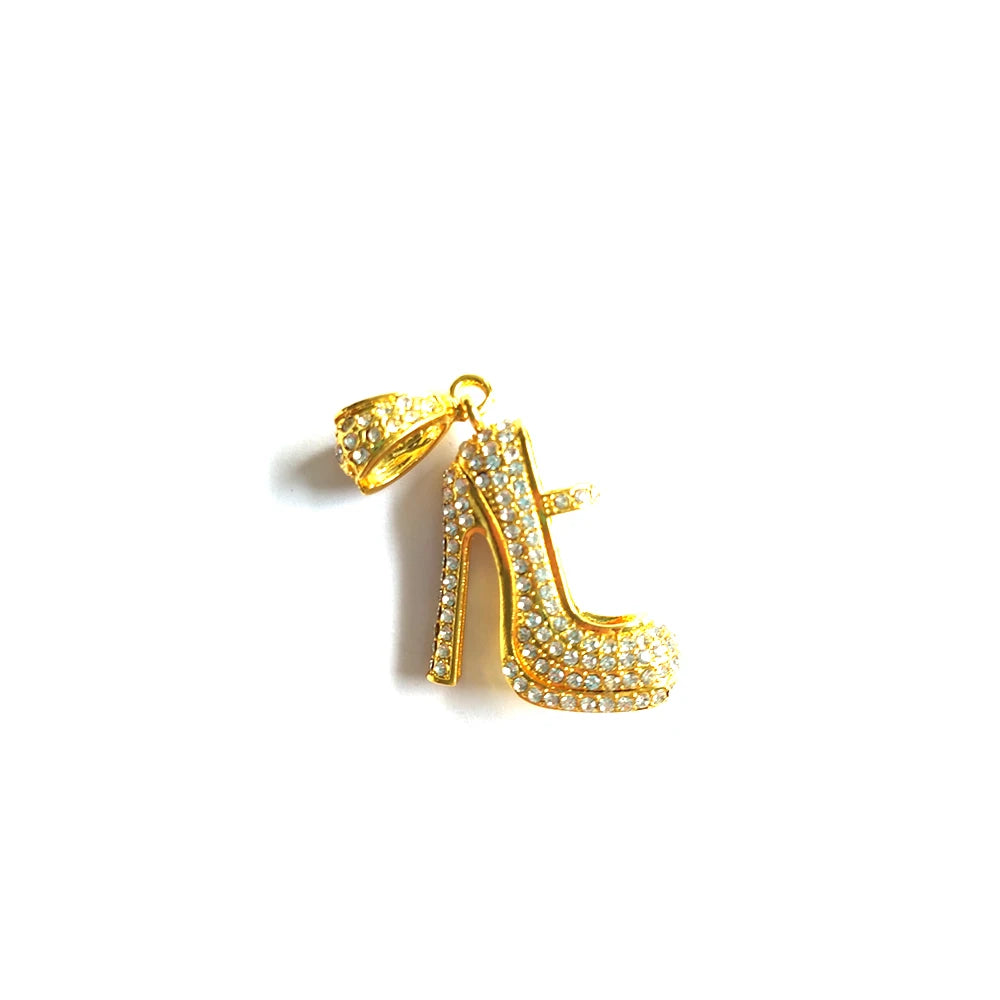 Goldfarbener Absatzschmuck mit kleinen klaren Steinen.