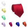 Eine Sammlung verschiedenfarbiger Seiden-Krawatten in Weiß, Gelb, Grün, Lila, Magenta, Blau und Orange.