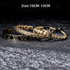 Pulseras de esmalte dorado y negro con numerales romanos, exhibidas sobre una superficie oscura.
