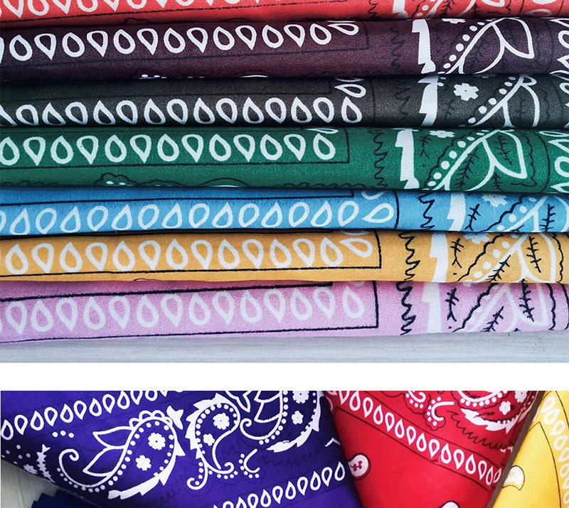 Una pila de pañuelos o bufandas de tela coloridas con varios patrones y colores.