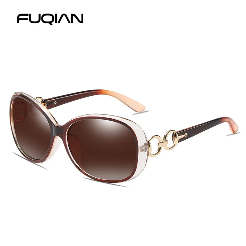 Braun getönte Sonnenbrille mit goldenen Akzenten vor weißem Hintergrund.