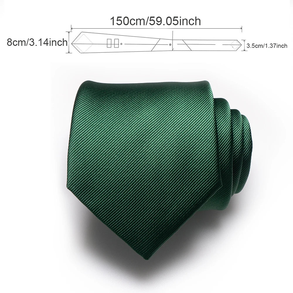 Cravate en soie jacquard vert émeraude foncé pliée et présentée sur fond blanc.