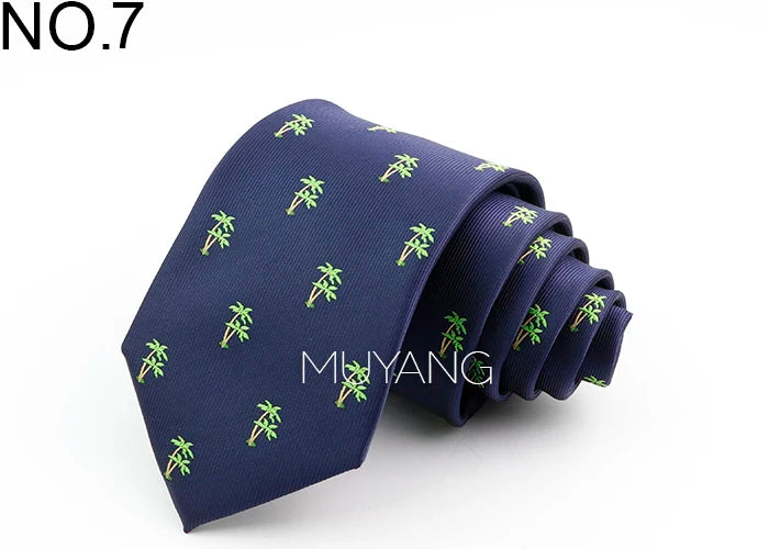 Corbata de seda jacquard azul marino con patrón repetitivo de hojas de palma verdes.