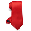 Cravate en soie jacquard rouge roulée et présentée sur fond blanc.