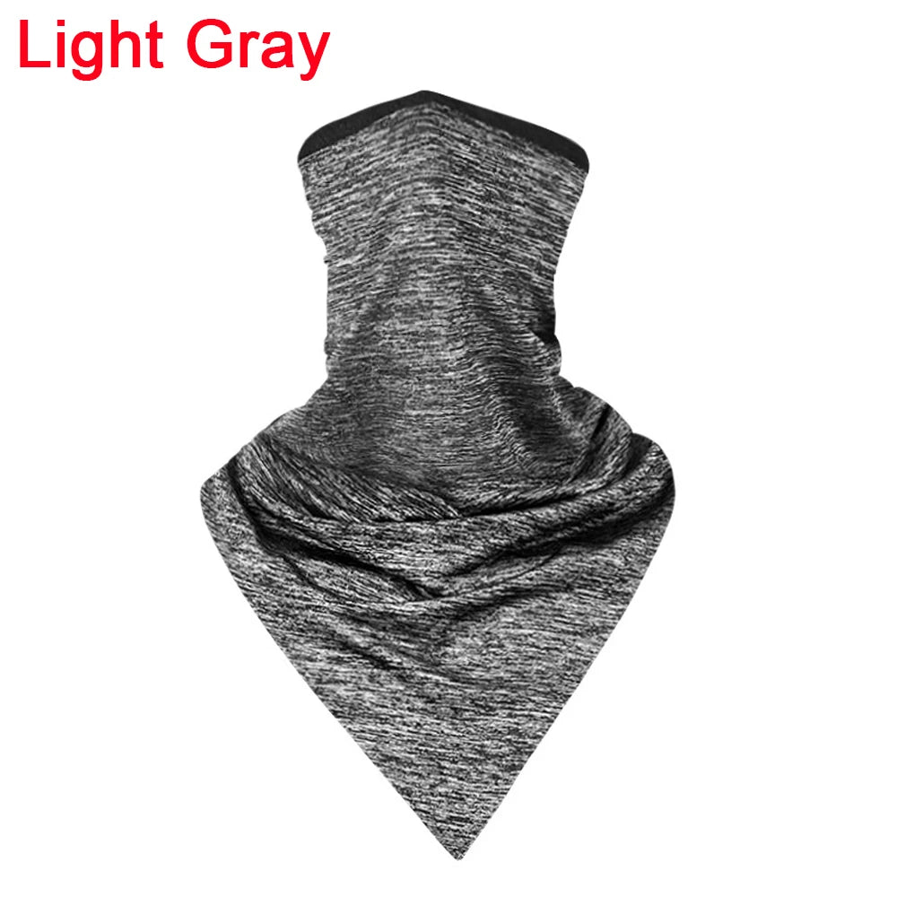 Primer plano de un cubrebocas o balaclava de tela gris claro multifuncional.