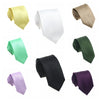 Eine Sammlung von Satin-Krawatten verschiedener Farben, darunter Gelb, Weiß, Olivgrün, Dunkelgrün, Lila und Schwarz.