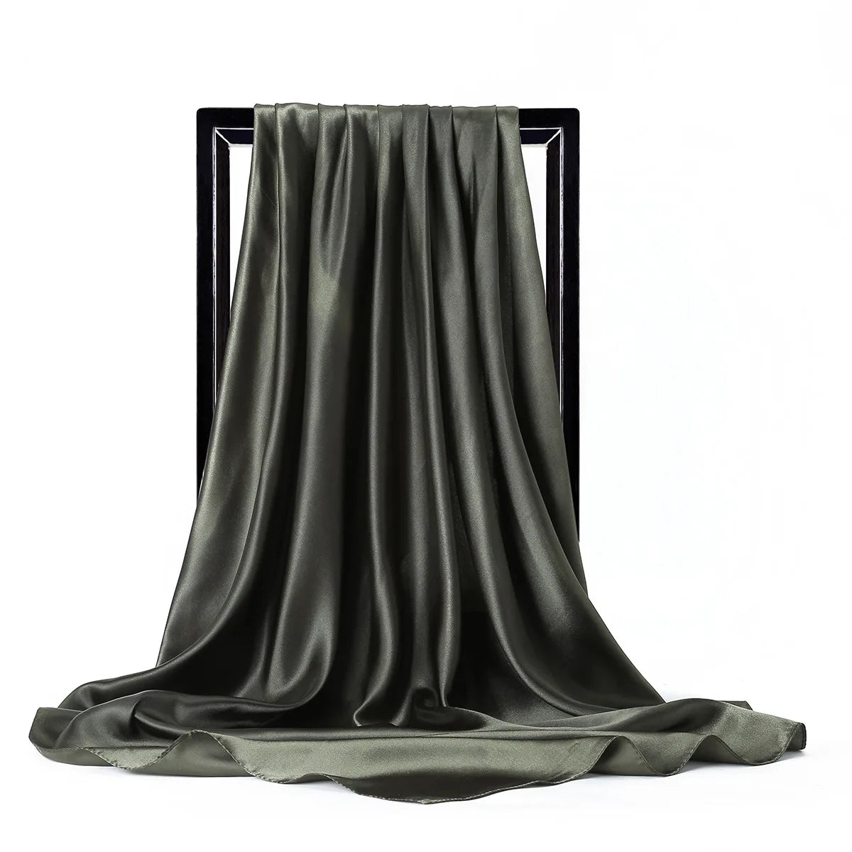 Una bufanda de seda satinada verde oliva oscuro drapeada sobre un soporte negro.