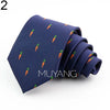 Corbata de seda jacquard azul marino para hombre con pequeños patrones de zanahoria naranja doblada