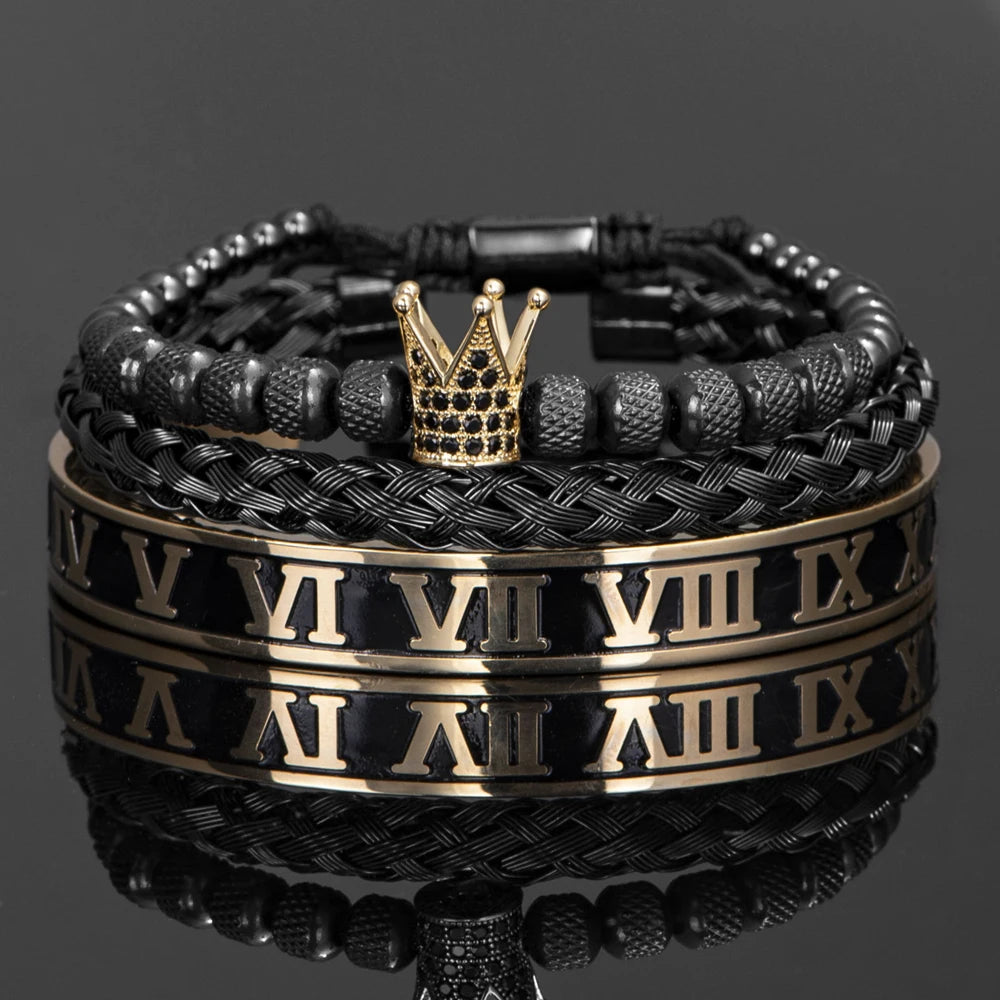 Pila de pulseras de esmalte en números romanos negro y dorado sobre una superficie reflectante.