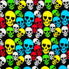 Patrón repetitivo de calaveras coloridas en verde neón, amarillo, rojo y azul sobre fondo negro.