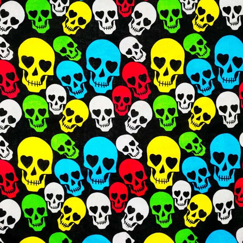 Patrón repetitivo de calaveras coloridas en verde neón, amarillo, rojo y azul sobre fondo negro.